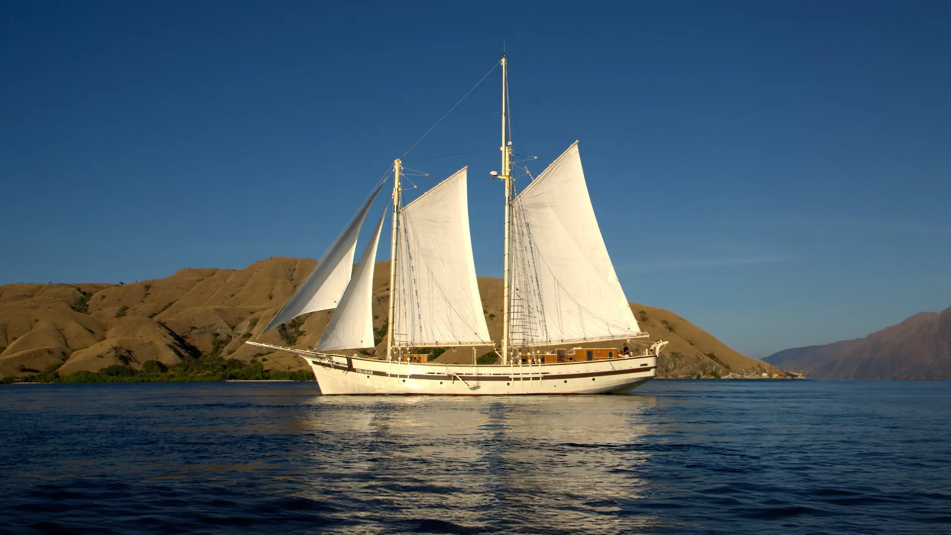 Phinisi Emperor Raja Laut under full sail