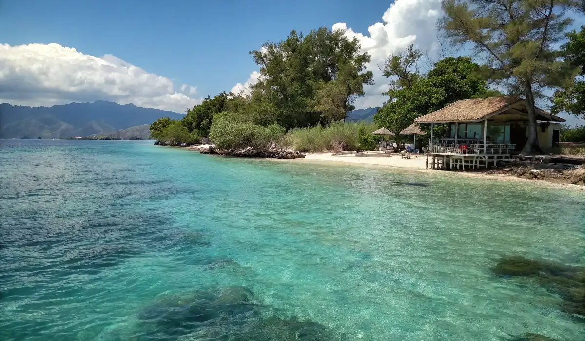 White sandbar and shallow turquoise water at an island snorkelling stop