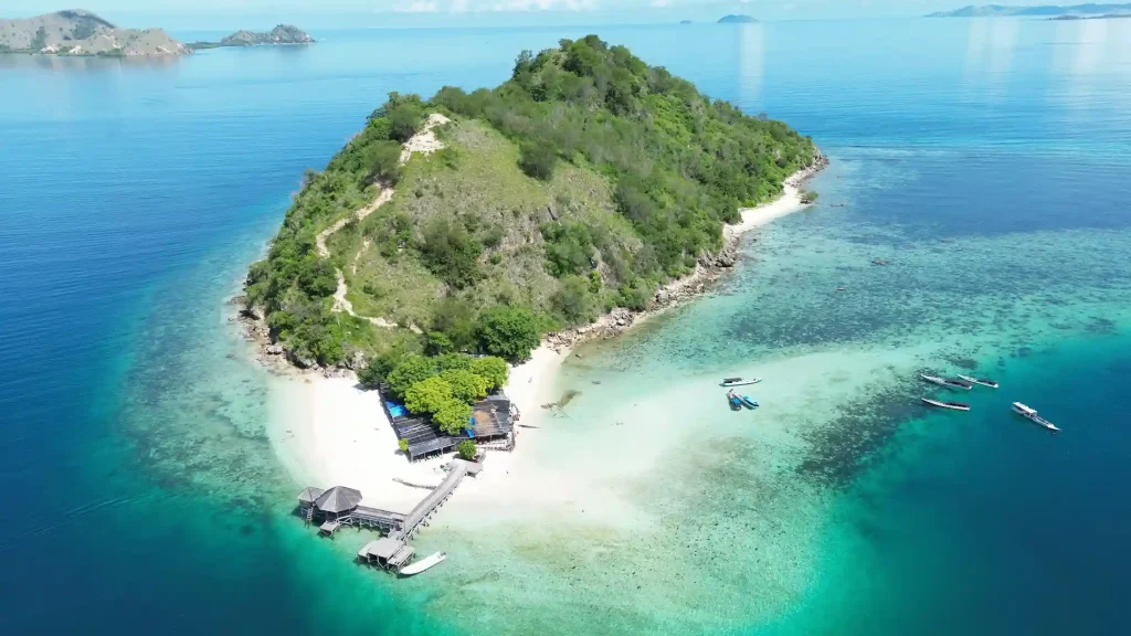 Kelor Island and turquoise shallows, Komodo