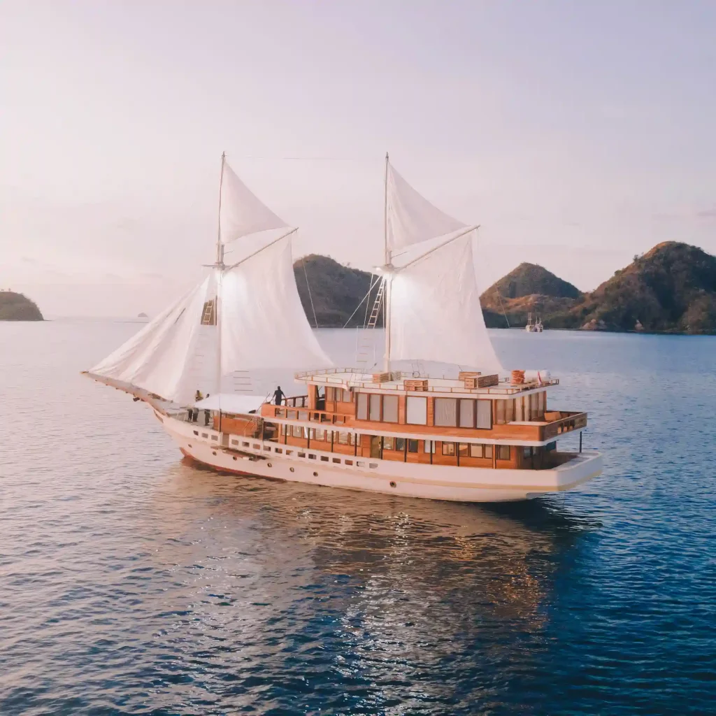 Phinisi Elbark Cruise at anchor