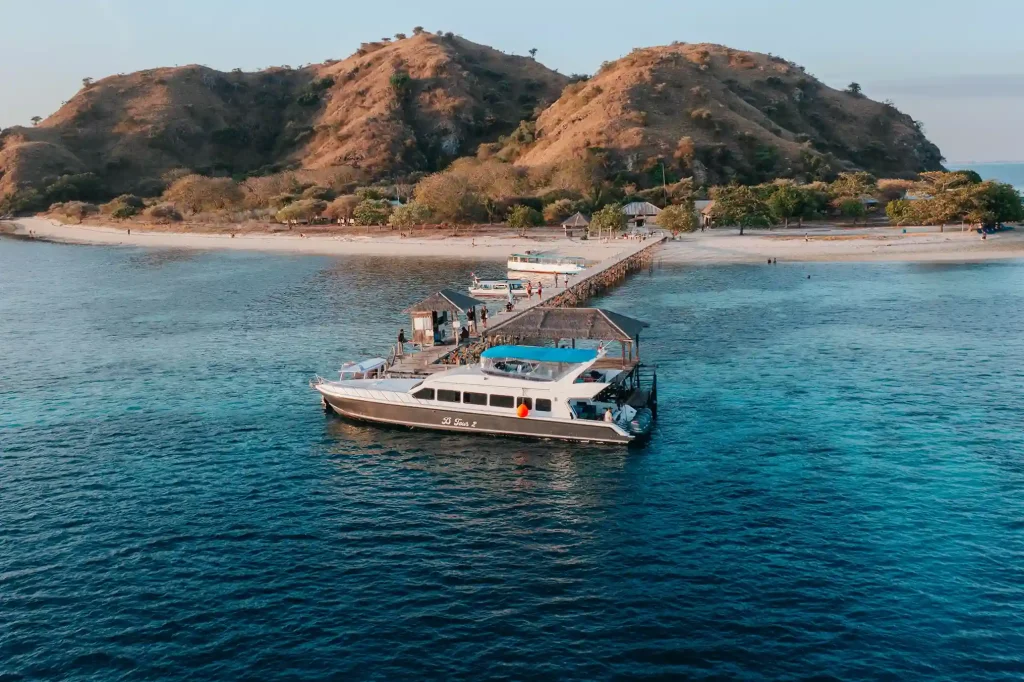 Speedboat alongside the jetty at Kanawa Island